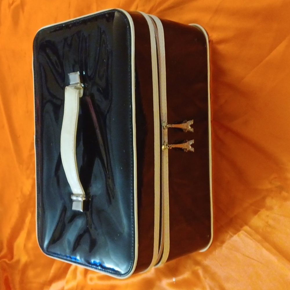 VINTAGE LANCOM VINYL BLACK/WHITE TRIM RED SILKY INSIDE TOWER ZIP PULLS BOX